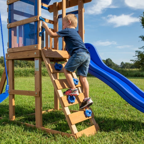 Holzspielplatz "Aurora" mit Spielhaus und Rutsche