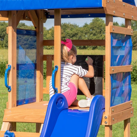Holzspielplatz "Aurora" mit Spielhaus und Rutsche