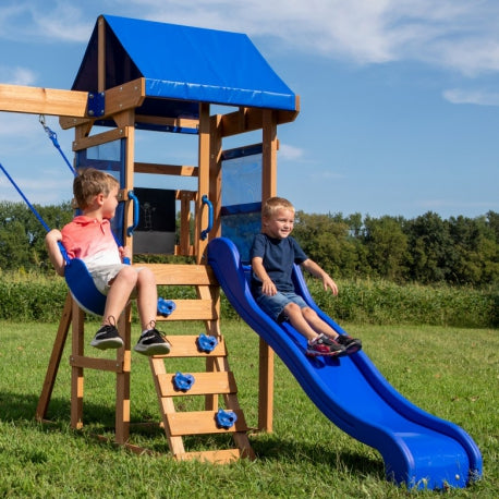 Holzspielplatz "Aurora" mit Spielhaus und Rutsche