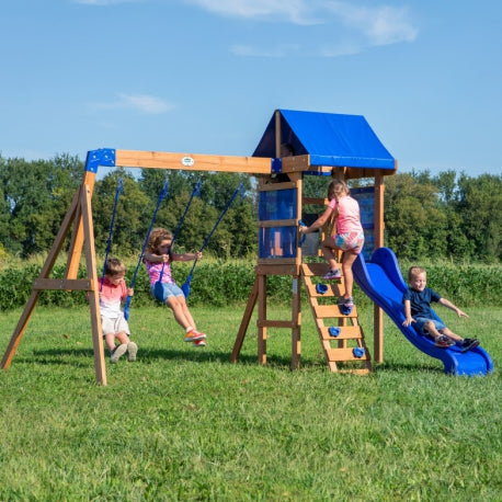 Holzspielplatz "Aurora" mit Spielhaus und Rutsche